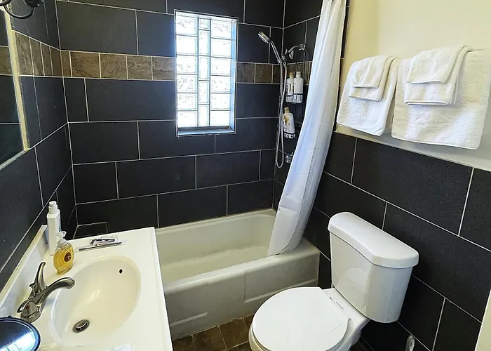 Holiday home 3bd, King, Brkfst, Large Tvs, Wd, Sleeps 11, Bbq *