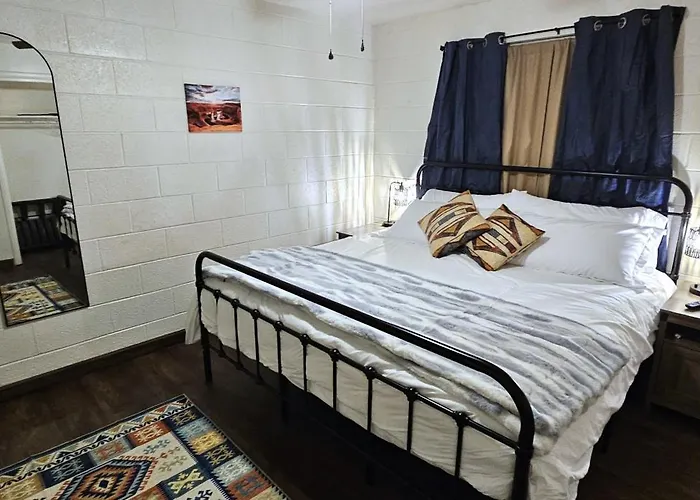 Holiday home 3bd, King, Brkfst, Large Tvs, Wd, Sleeps 11, Bbq